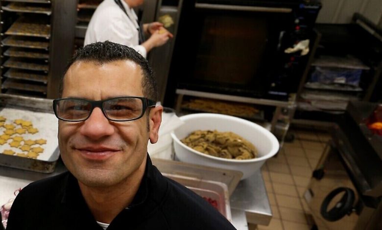 سامي التميمي في مخبز في لندن يملكه مع شركيه يوتام أوتولينغي في 18 ديسمبر،  2012. (AP / Lefteris Pitarakis)