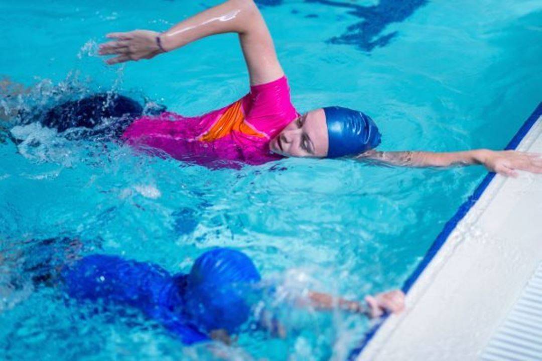 تساعد السباحة على تحسين مستويات الكوليسترول الضارّ