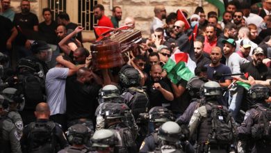«الاحتلال» يخضع للاحتجاجات الدولية ويحقق في الاعتداء على جنازة أبو عاقلة