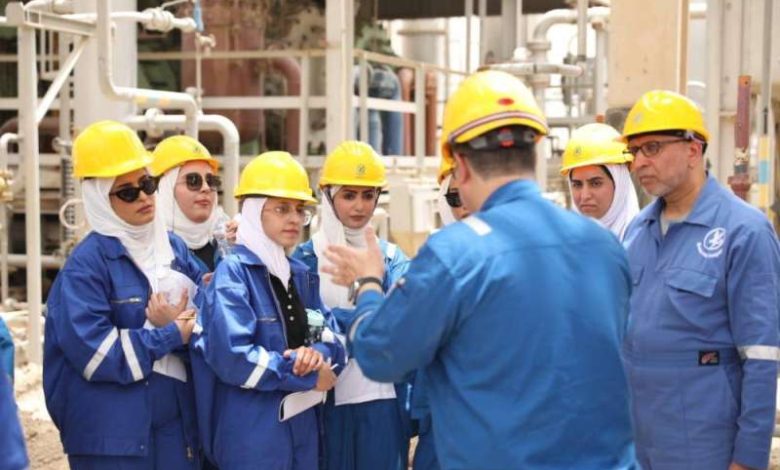 وفد من طلبة «هندسة البترول» يزور مركز تجميع النفط ومحطة تعزيز الغاز في «نفط الكويت»