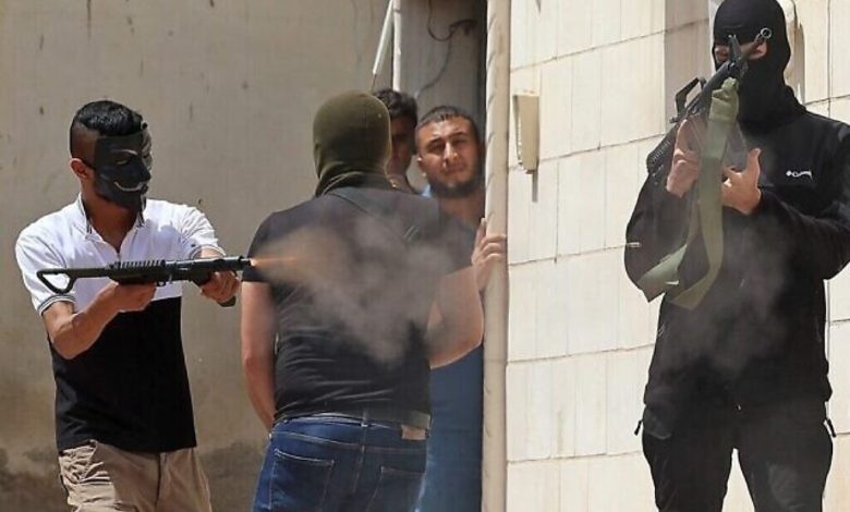 إصابة ضابط إسرائيلي بجروح خطيرة خلال اشتباكات مع مسلحين فلسطينيين في جنين