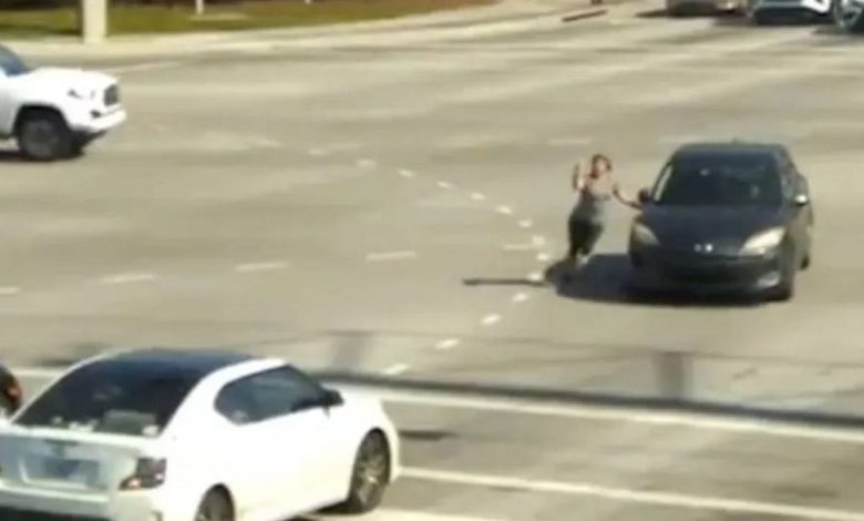 امرأة تفقد الوعي خلال القيادة في طريق رئيسي.. وعمل بطولي لإنقاذها (فيديو)