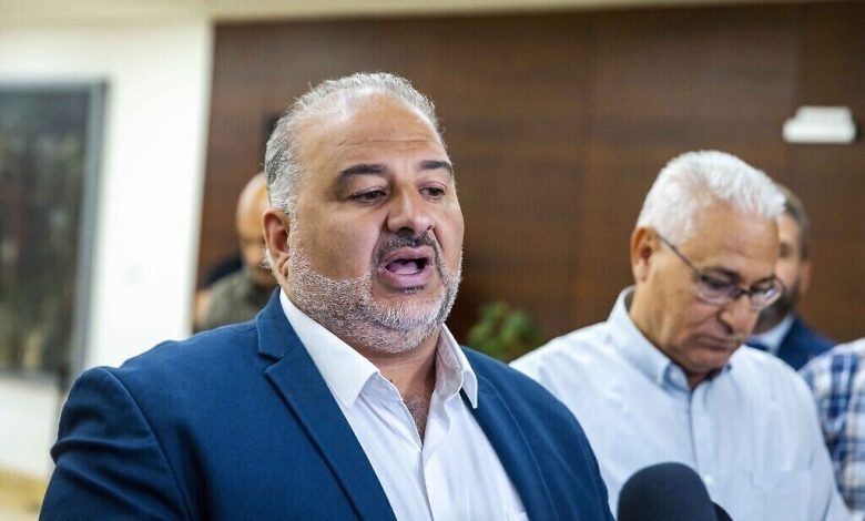 زعيم حزب القائمة العربية الموحدة منصور عباس يلقي بيانا للصحافة في الكنيست، 11 مايو 2022 (Olivier Fitoussi / Flash90)