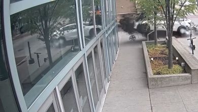 بالفيديو.. سيارة طائشة تقتحم مبنى للمؤتمرات في ولاية أوهايو الأمريكية