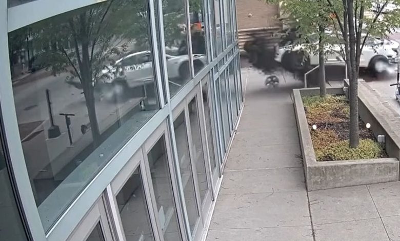 بالفيديو.. سيارة طائشة تقتحم مبنى للمؤتمرات في ولاية أوهايو الأمريكية