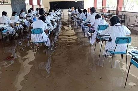 تقديم الامتحانات وسط الفيضانات في سريلانكا