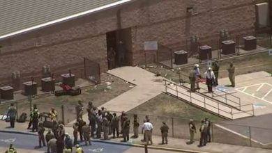 الشرطة الأمريكية خارج المدرسة التي شهدت مقتل 19 تلميذا