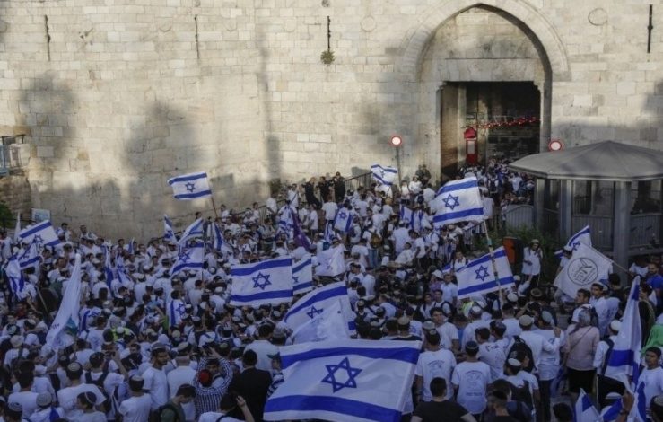 صحيفة عبرية: هذا ما تعنيه "مسيرة الأعلام" لبينيت وحكومته