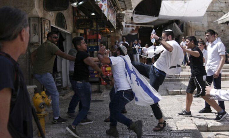 مواجهات بين الفلسطينيين واليهود مع انطلاق "مسيرة الأعلام" المثيرة للجدل في البلدة القديمة بالقدس
