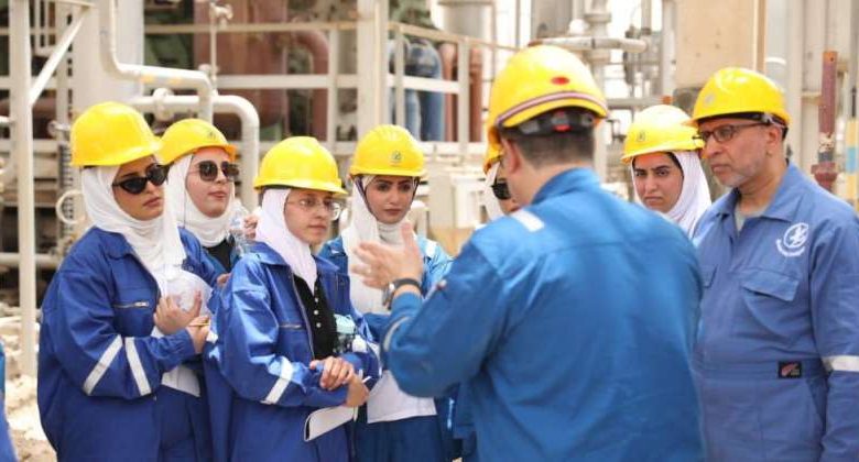 وفد من طلبة «هندسة البترول» يزور مركز تجميع النفط ومحطة تعزيز الغاز في «نفط الكويت»