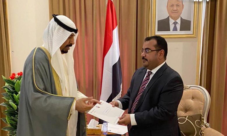 سفيرنا في الرياض يسلم رسالتين لرئيس مجلس القيادة الرئاسي اليمني