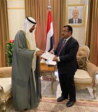 سفيرنا لدى السعودية يسلم رسالتين من سمو الأمير وسمو ولي العهد لرئيس مجلس القيادة الرئاسي اليمني