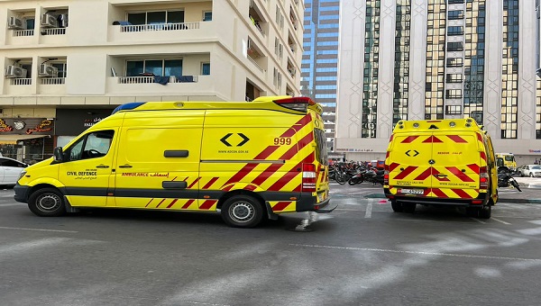 أبوظبي: إصابة 19 شخصاً إثر اندلاع حريق في بناية سكنية بالزاهية