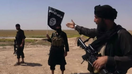 مقاتلو الدولة الاسلامية داعش عند الحدود بين سوريا والعراق (من شاشة اليوتوب)