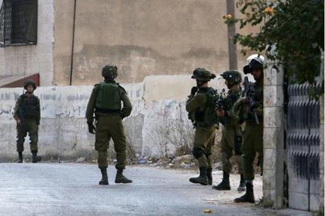 الاحتلال يعتقل ثلاثة فلسطينيين شرق سلفيت