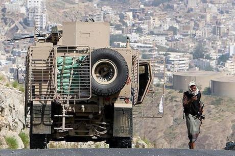 الجيش اليمني يعلن مقتل جنديين بنيران الحوثيين