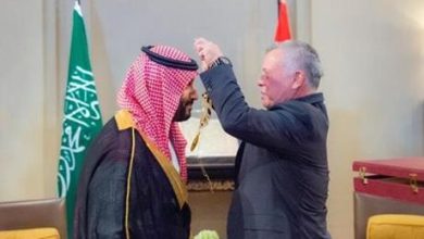 الملك يقدم قلادة الحسين بن علي للأمير محمد بن سلمان - صور