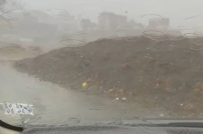 بالفيديو.. سقوط أمطار غزيرة مصحوبة بالبرد على قنا بمنطقة عسير