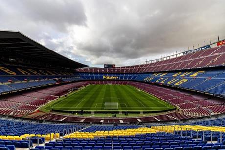 برشلونة الإسباني يستبدل عشب ملعبه