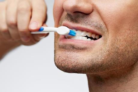 تنظيف الأسنان عامل مهم لإطالة العمر