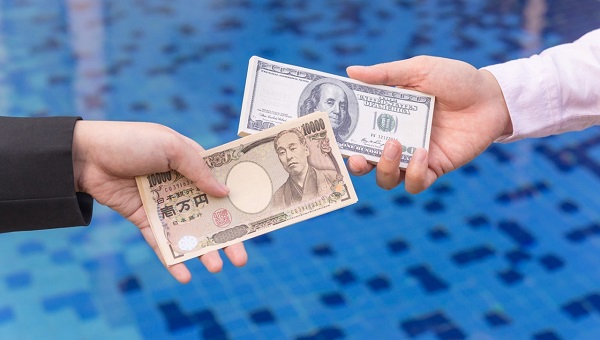 سعر الدولار يقترب من الـ133 ين للمرة الأولى منذ 20 عاماً