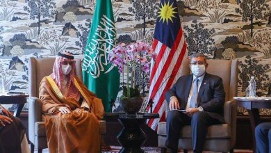 فيصل بن فرحان يلتقي وزير خارجية ماليزيا - أخبار السعودية