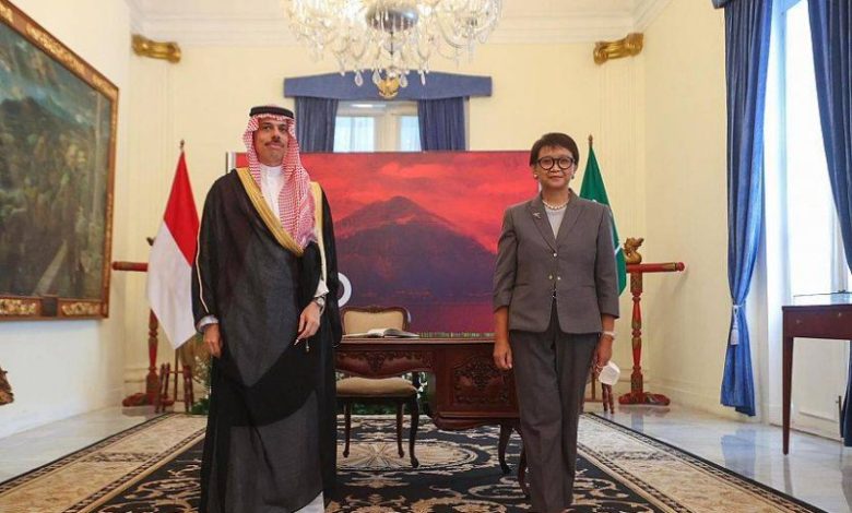 فيصل بن فرحان يلتقي وزيرة خارجية إندونيسيا - أخبار السعودية