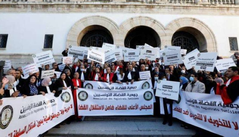 قضاة تونس يمددون إضرابهم لأسبوع رابع