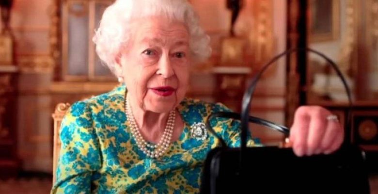 لأول مرة.. ملكة بريطانيا تكشف محتويات حقيبتها - أخبار السعودية