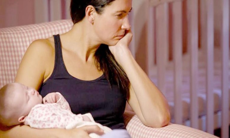 ليس للنساء فقط.. دراسة تؤكد مشاركة الزوج زوجته اكتئاب ما بعد الولادة