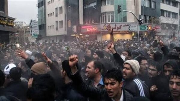 متقاعدون يحتجون في أصفهان ويتهمون النظام بإفقار الشعب