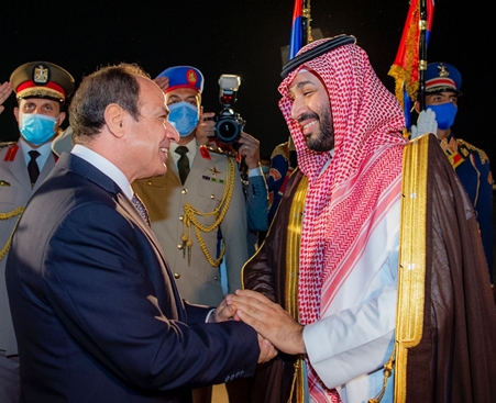 وصول ولي العهد السعودي إلى مصر في مستهل جولة إقليمية