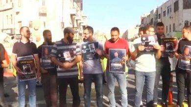 "يتعرضون للتعذيب الشديد".. أهالي المعتقلين السياسيين ينظمون وقفة وسط رام الله