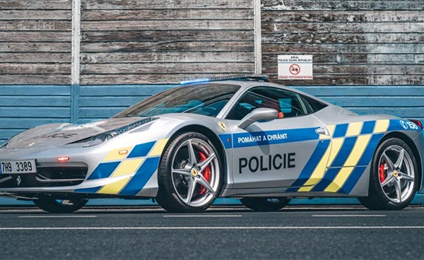 الشرطة التشيكية تستخدم سيارة فيراري مصادرة من مجرمين لملاحقة المخالفين