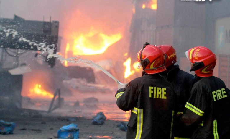 خمس فرق «إطفاء» تكافح حالياً حريقاً في مخزن بـ«سكراب ميناء عبدالله»