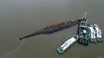 انتشال 12 جثة من طاقم السفينة الصينية الغارقة منذ السبت الماضي