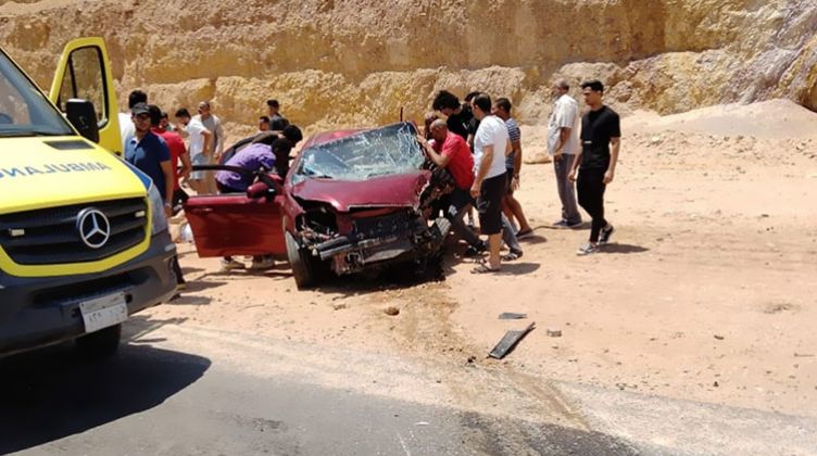 إصابة 7 أشخاص من أسرة واحدة بانقلاب سيارة في المنيا