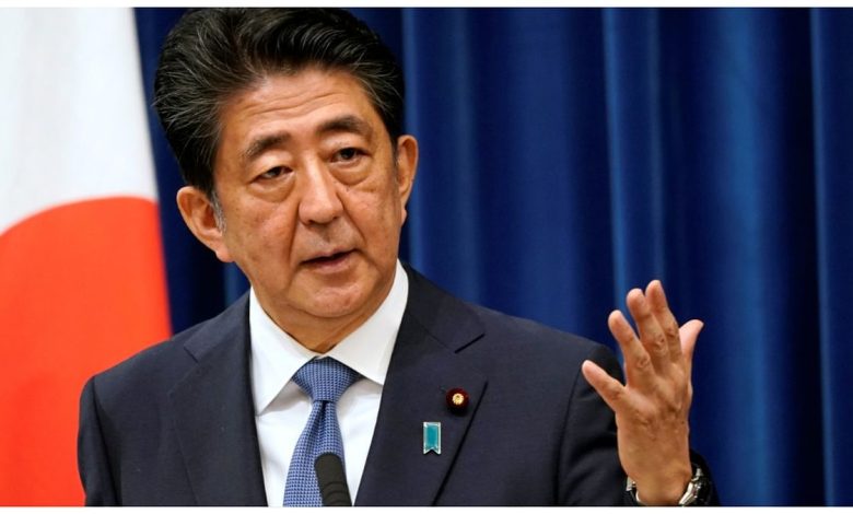 إصابة رئيس الوزراء الياباني السابق جراء إطلاق نار ونقله إلى المستشفى