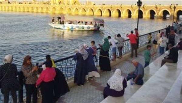 إقبال كبير من المواطنين لزيارة القناطر الخيرية خلال أيام العيد.. شاهد