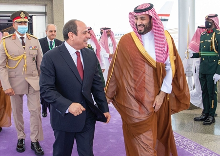 الأمير محمد بن سلمان يستقبل الرئيس السيسي بمطار جدة