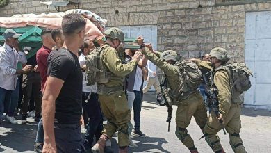 الاحتلال الاسرائيلي يهاجم جنازة مواطنة فلسطينية في الخليل
