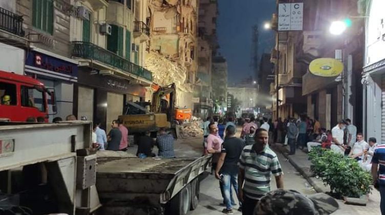 الحماية المدنية تواصل البحث عن ضحايا أسفل عقار الإسكندرية المنهار
