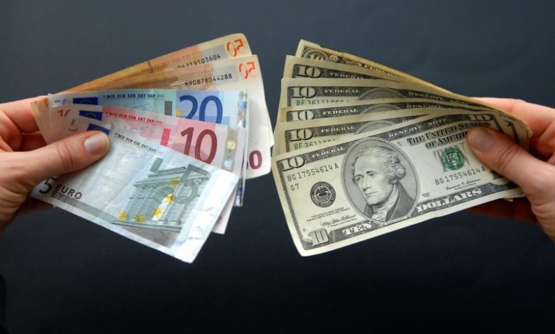 الدولار يتجاوز اليورو لأول مرة في 20 عاما - أخبار السعودية