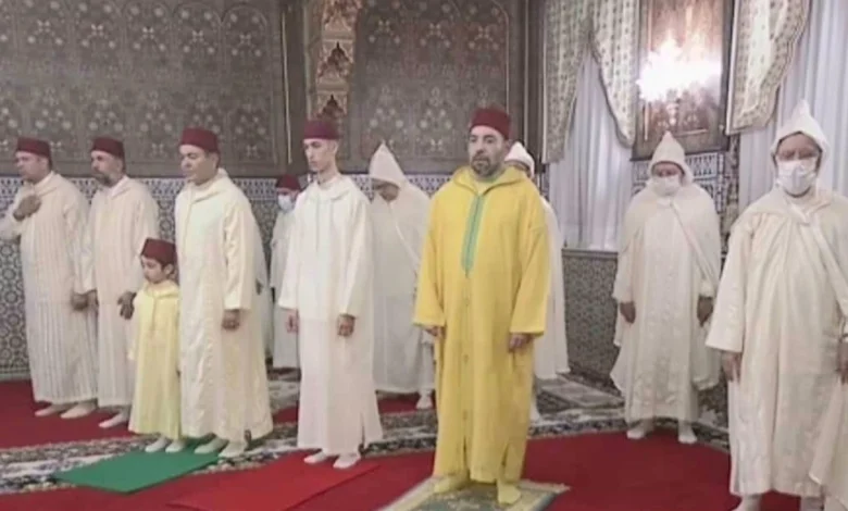 الملك محمد السادس يؤدي مراسيم صلاة عيد الأضحى في حضور جد محدود وينحر أضحية العيد+صور