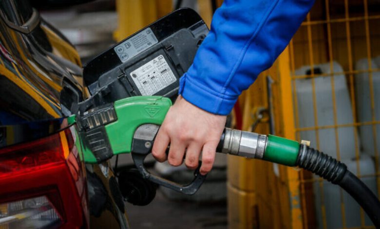 انخفاض ملحوظ في أسعار الوقود عند منتصف الليل بسبب الإعفاءات الضريبية وانخفاض أسعار النفط