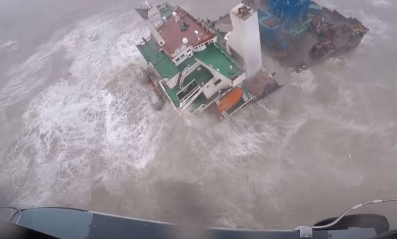 بالفيديو عاصفة تقسم سفينة في عرض البحر إلى نصفين