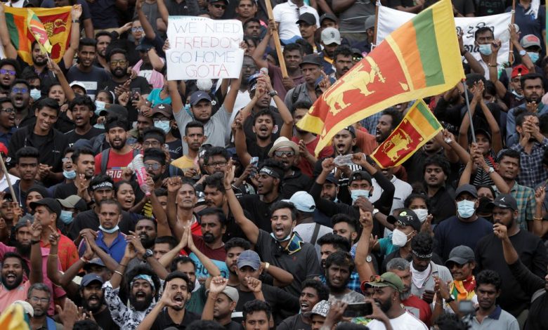 بعد فرار الرئيس.. متظاهرون يقتحمون مكتب رئيس وزراء سريلانكا ويطالبون باستقالته (فيديو)