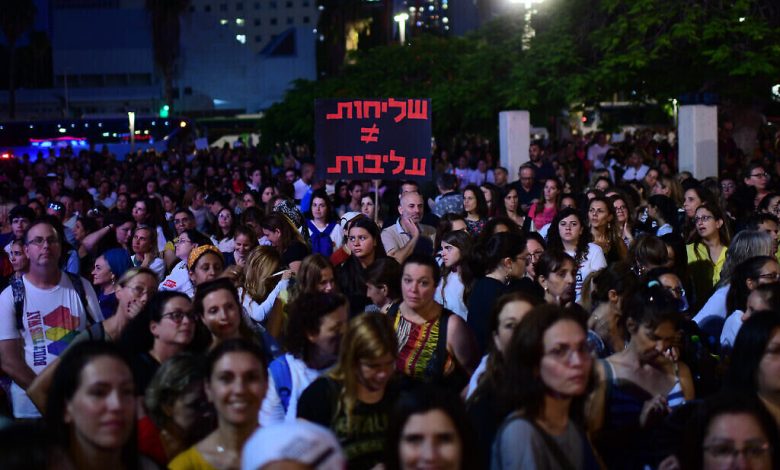 مدرسون إسرائيليون يتظاهرون من أجل تحسين الأجور والظروف في تل أبيب في 30 مايو 2022. تُترجم اللافتة تقريبًا على أنها "إحساسنا بالرسالة لا ينبغي أن يعني ظروفًا رديئة" (Tomer Neuberg / Flash90)
