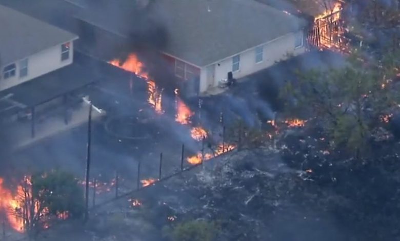 حريق هائل يلتهم 20 منزلا في أمريكا (فيديو)