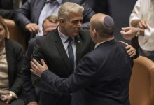 رئيس الوزراء نفتالي بينيت، من اليمين، وخليفته المؤقت يئير لبيد يتحدثان بعد تمرير مشروع قانون لحل الكنيست، 30 يونيو، 2022 (AP Photo / Ariel Schalit)
